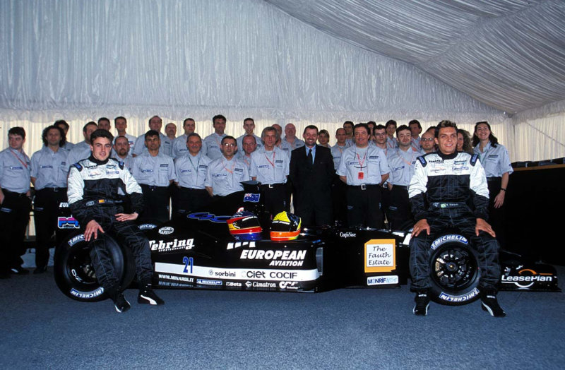 Фернандо Алонсо, новый владелец команды Пол Стоддарт, Джанкарло Минарди и Тарсо Маркеш на презентации Minardi PS01. В межсезонье Пол Стоддарт выкупил акции, находящейся в глубоком финансовом кризисе команды и стал её владельцем