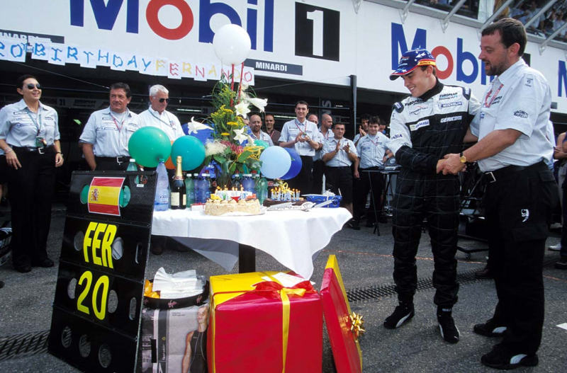 В Minardi всегда умели по-семейному устраивать праздники. На этот раз повезло Алонсо - команда поздравила своего пилота с 20-летием. Тёплые поздравления и торт полагается.