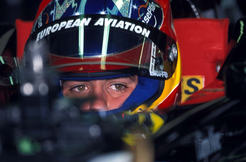 Фернандо Алонсо в кокпите Minardi PS01