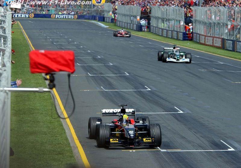 Финишировав пятым Марк Уэббер вошёл в историю Формулы-1, став одним из тех, кому удалось заработать очки в дебютной гонке. Австралиец за рулём итало-австралийской команды финиширует в очках на своём родном Гран При! Трибуны в экстазе, команда ликует!