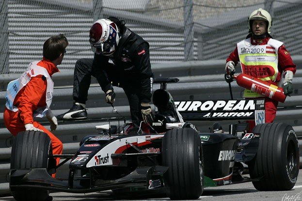 Йос Ферстаппен паркует свою Minardi сразу после старта Гран При Австрии