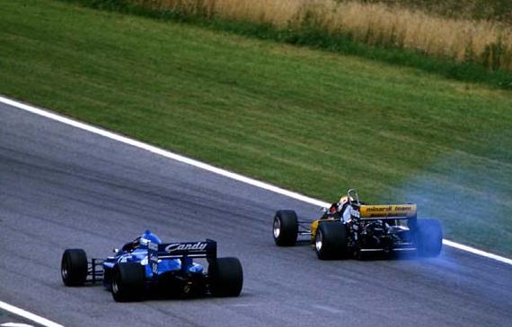 Дымящийся болид Minardi Пьерлуиджи Мартини и Ligier Жака Лаффита