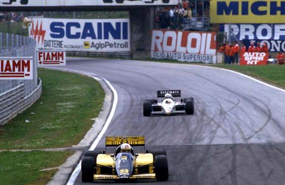 Апрель 1986. Андреа де Чезариса на Minardi преследует Мартин Брандл
