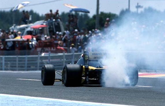Июль 1986. Третий круг гонки и двигатель Motori Moderni V6 на болидеАндреа де Чезариса в очередной раз выходит из строя